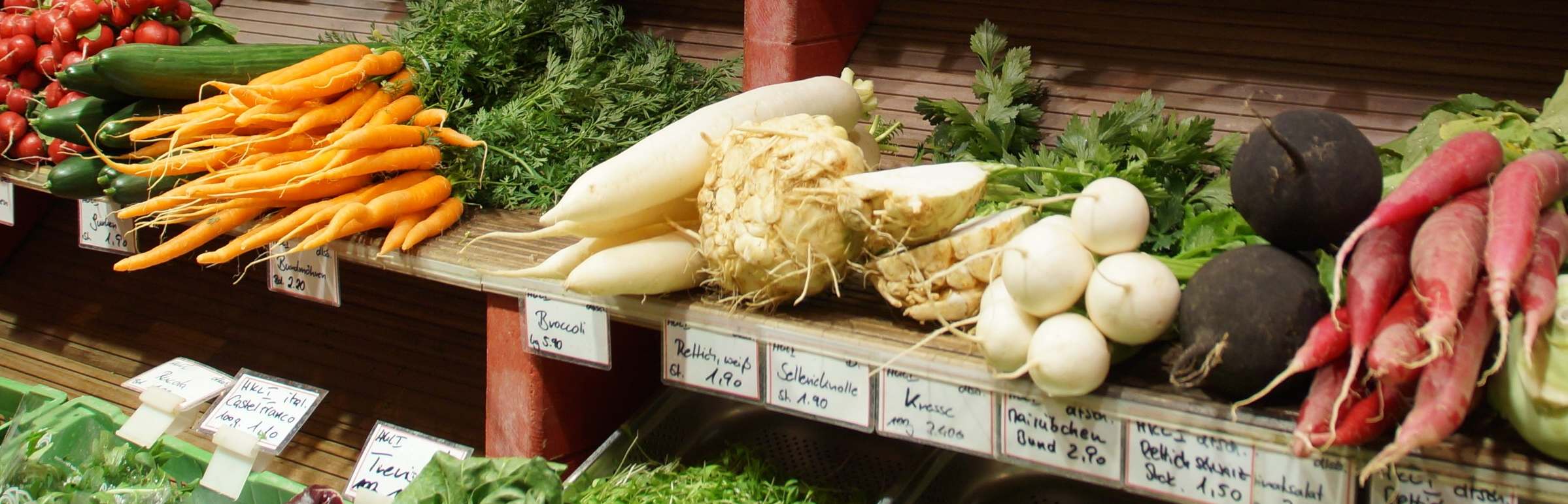 Verschiedene Gemüsesorten werden in einem Marktregal präsentiert; Bild Martina Burkhardt
