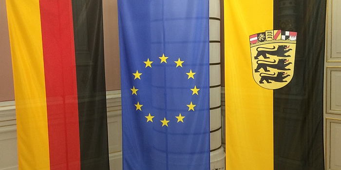 Deutsche, europäische und baden-württembergische Flagge.