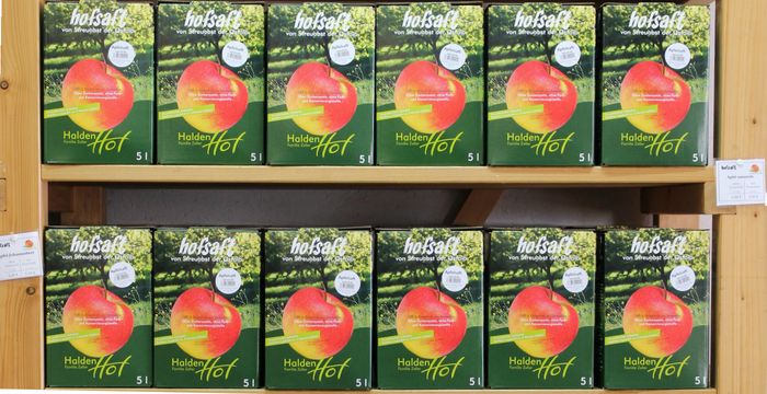 Apfelsaft wird im Hofladen von Fam. Zeller in 5-l-Paketen angeboten. Bildquelle: Martina Stock