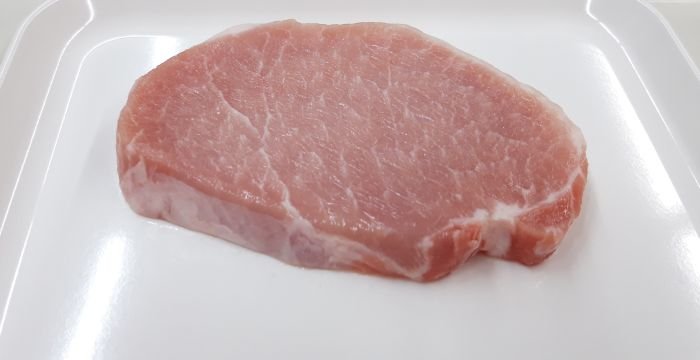 Schweinefleisch auf weißem Teller