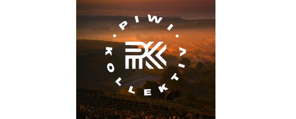 Stimmungsbild eines Weinbergs mit Piwi-Kollektiv-Logo