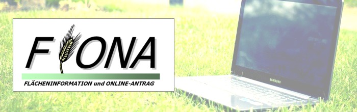 Logo FIONA und ein Laptop auf eine Wiese