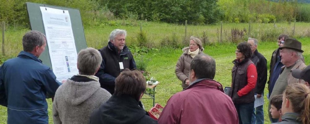 Ein Dozent referiert vor eine Gruppe von interessierten Personen; Bild Sylvia Engel LAZBW