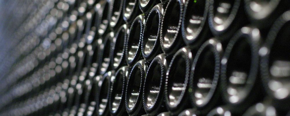 Weinflaschen liegend gestapelt mit Blick auf Flaschenboden