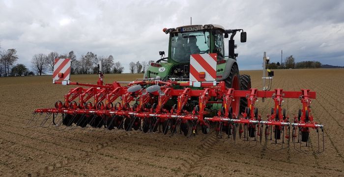 Traktor mit angehängter Hacktechnik Traktor mit angehängter Hacktechnik