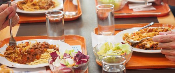 Mehrere Tabletts mit Essen darauf