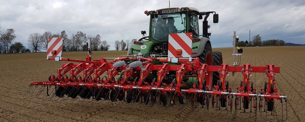 Traktor mit angehängter Hacktechnik 