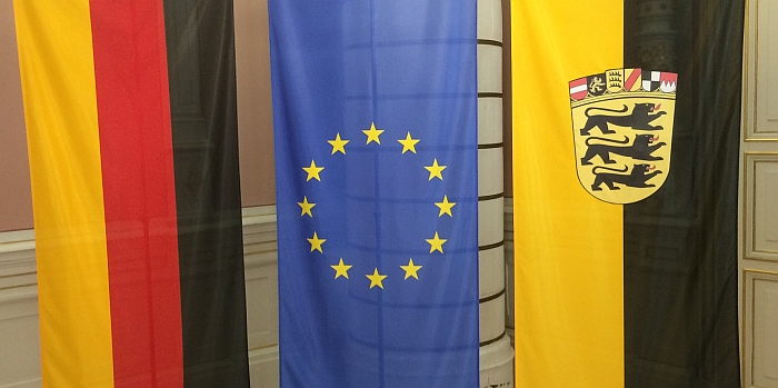 Deutsche, europäische und baden-württembergische Flagge.