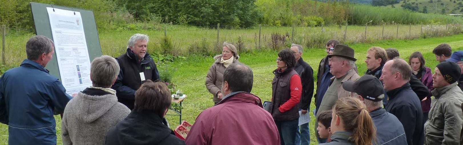 Ein Dozent referiert vor eine Gruppe von interessierten Personen; Bild Sylvia Engel LAZBW